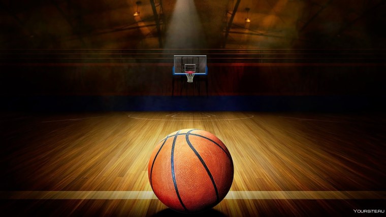 Баскетбольный мяч на площадке
