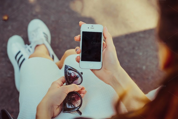 Девушка с телефоном в руках