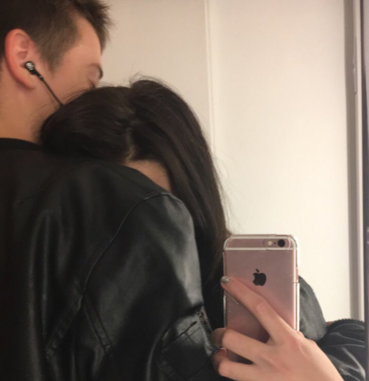 Парень с девушкой в зеркале