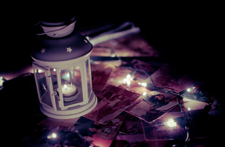 Фонарик на столе