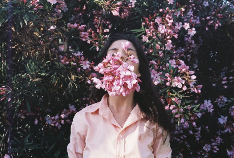 Девушка с сигаретой на крыше