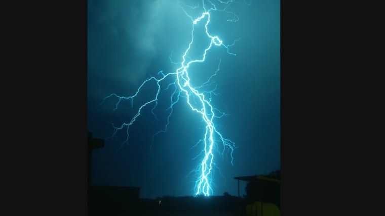 Сильный удар молнии