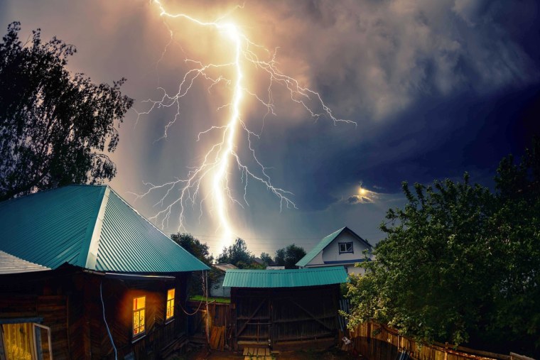 Молния ударила в дерево
