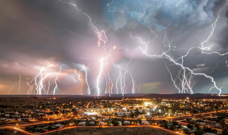 Удар молнии в дом