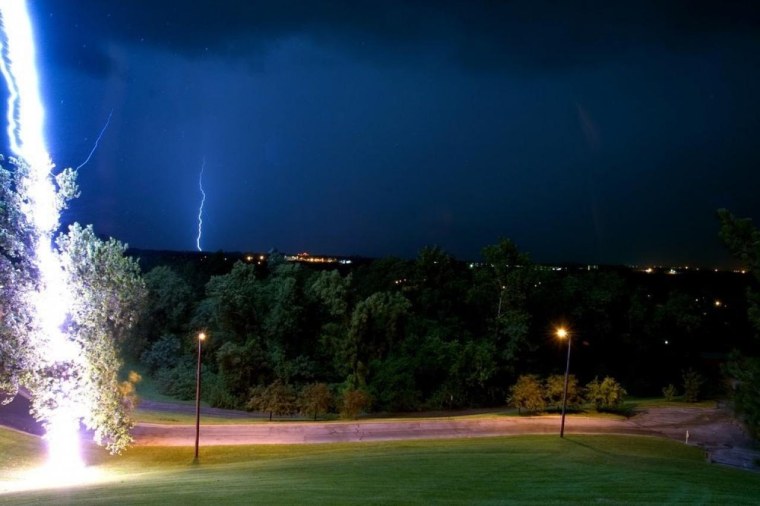 Попадание молнии в дом