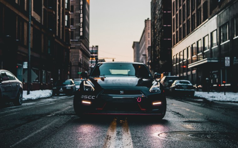 Х7 БМВ красная на побережье