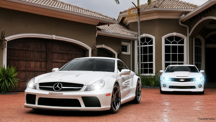 Айфон на фоне машины