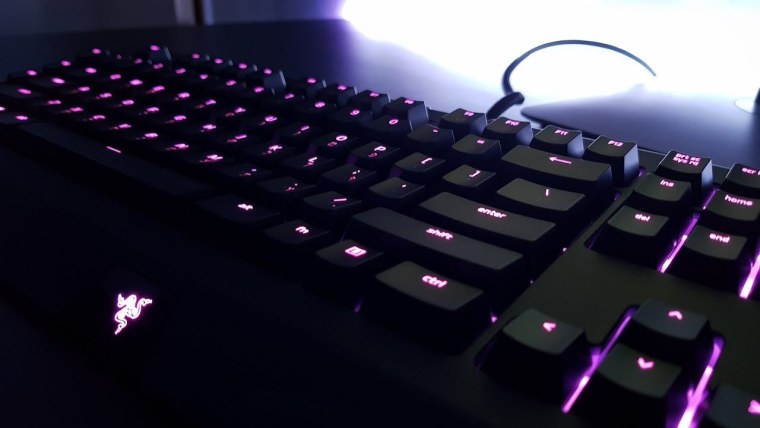 Игровая клавиатура с подсветкой на столе