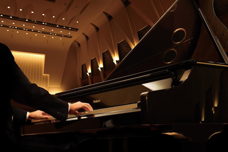Пианино и пианист