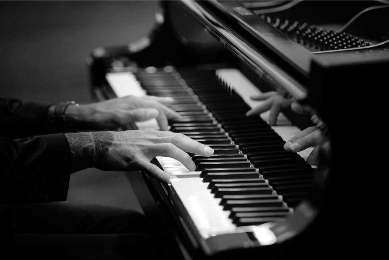 Мужчина за роялем