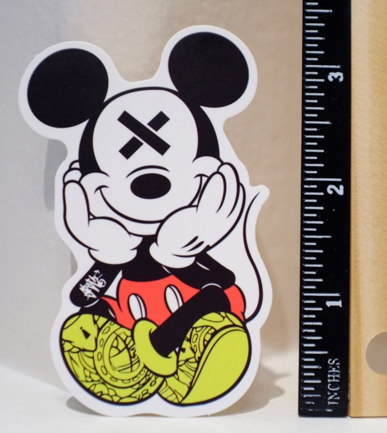 Минни Маус с пистолетом