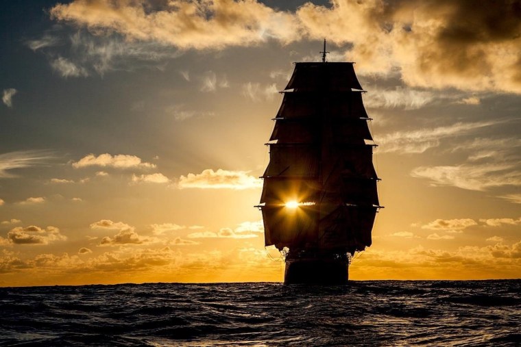 Парусник в море