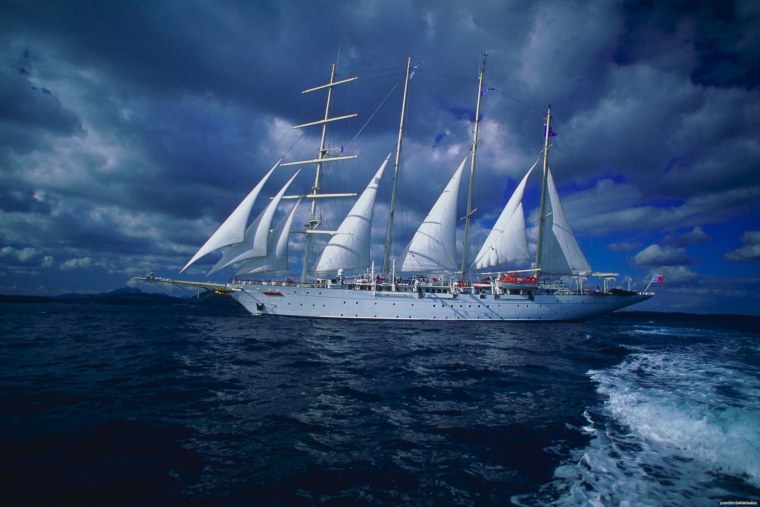 Парусник в море