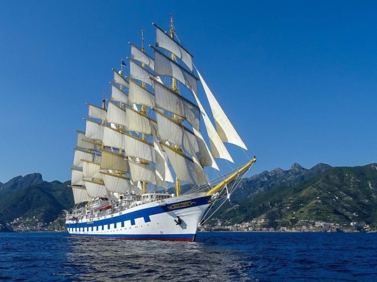 Корабль в море