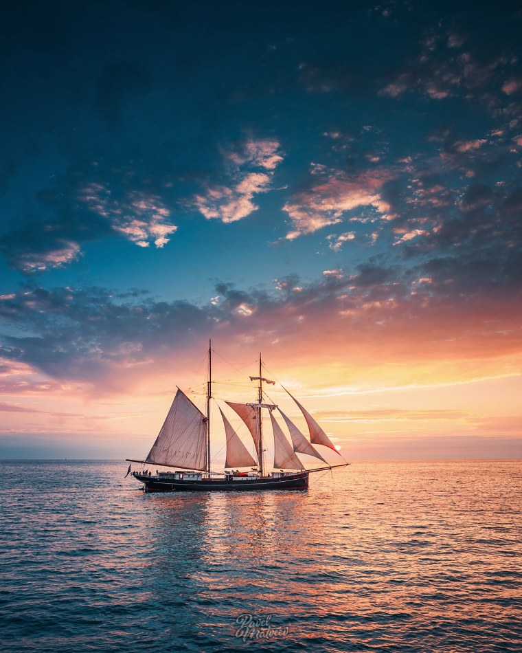 Парусник в море