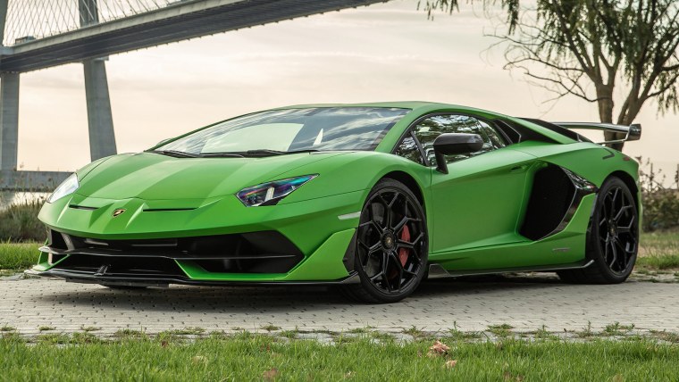 Lamborghini Aventador зеленый