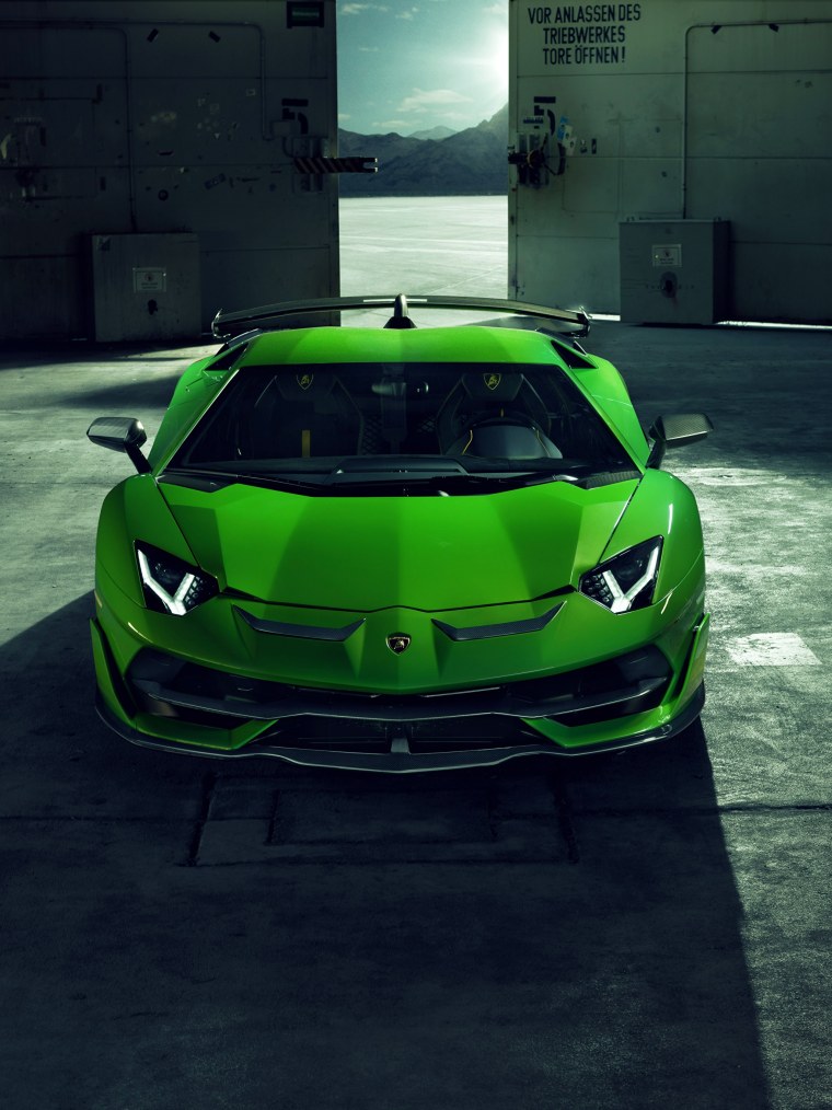 Lamborghini Aventador SVJ зеленый