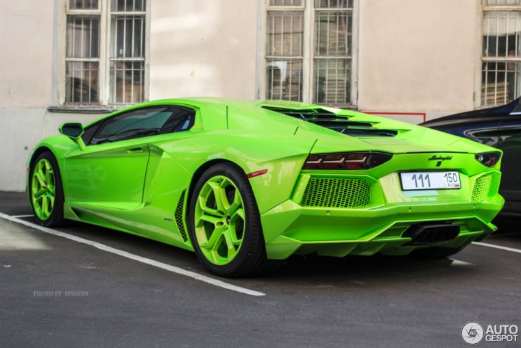 Lamborghini Aventador зеленый