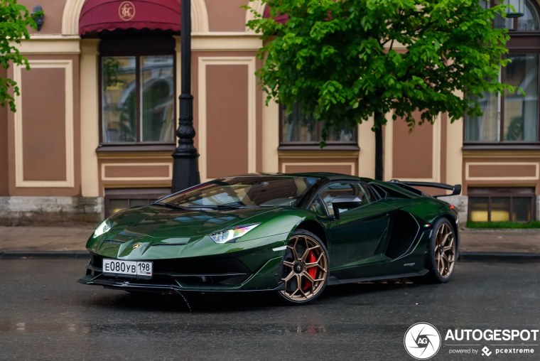 Lamborghini Aventador зеленый