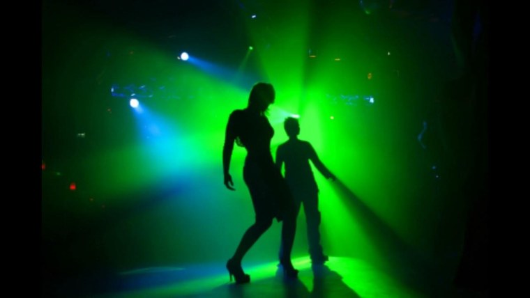 Мужчина на танцполе