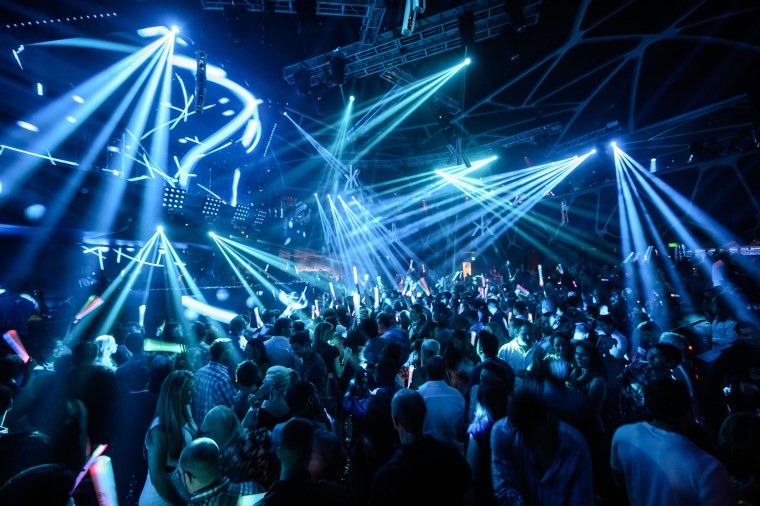 Танцы в клубе