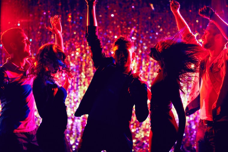 Танцуют на дискотеке
