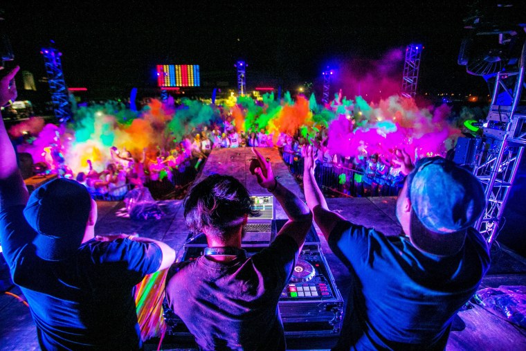 Девушка танцует на дискотеке