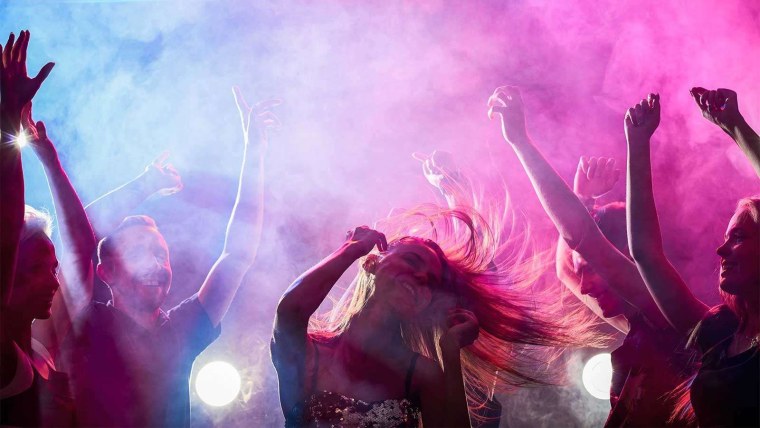 Люди в ночном клубе