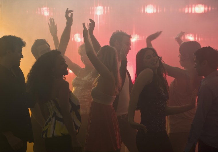 Люди танцуют в ночном клубе