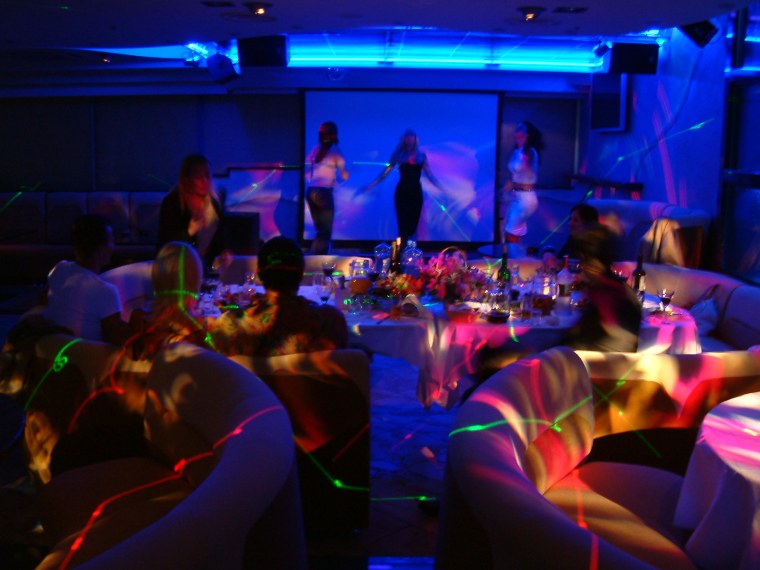 Ночной бар с людьми