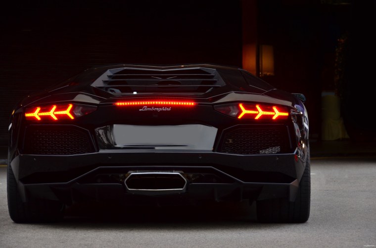 Lamborghini Aventador lp700-4 сзади