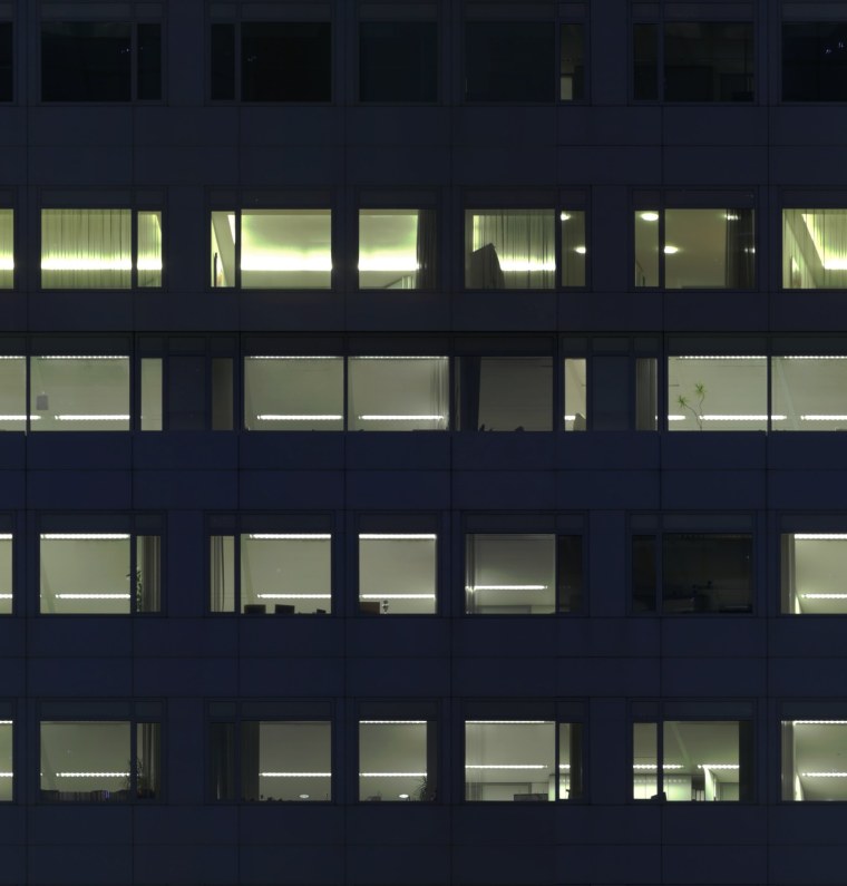 Многоэтажный дом ночью