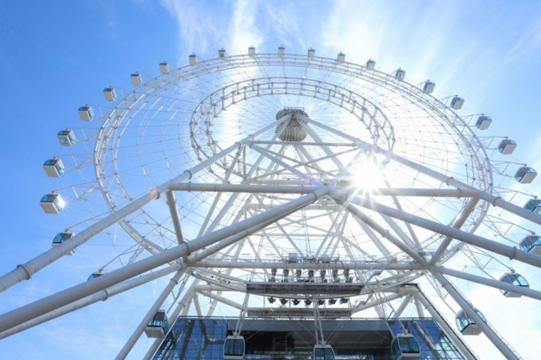 Колесо обозрения солнце Москвы на ВДНХ