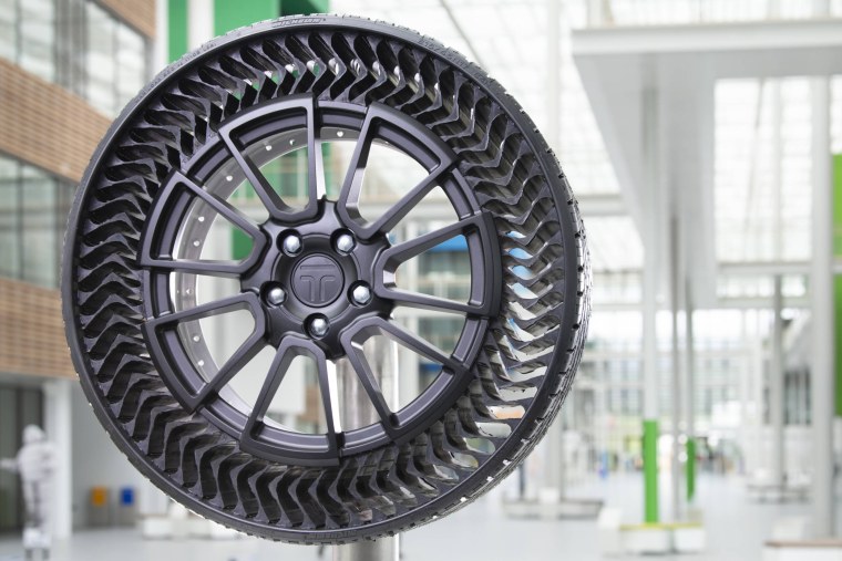 Спущенное колесо автомобиля