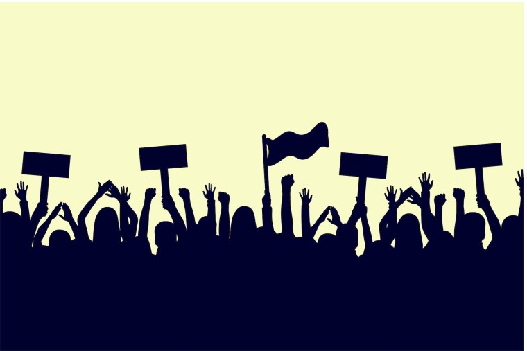 Толпа с транспарантами