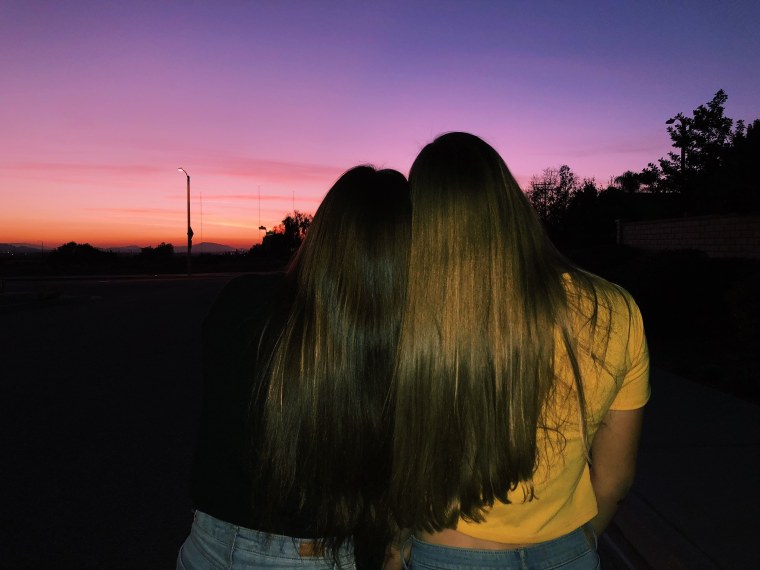 Две девушки без лица