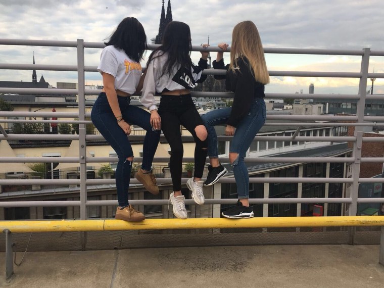 Подруги в школе без лица