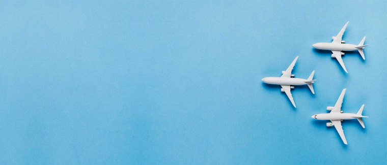 Самолет на голубом фоне