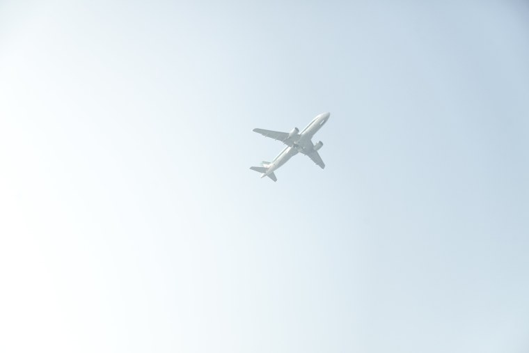 Светлый фон с самолетом