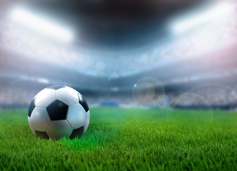 Футбольный мяч на стадионе