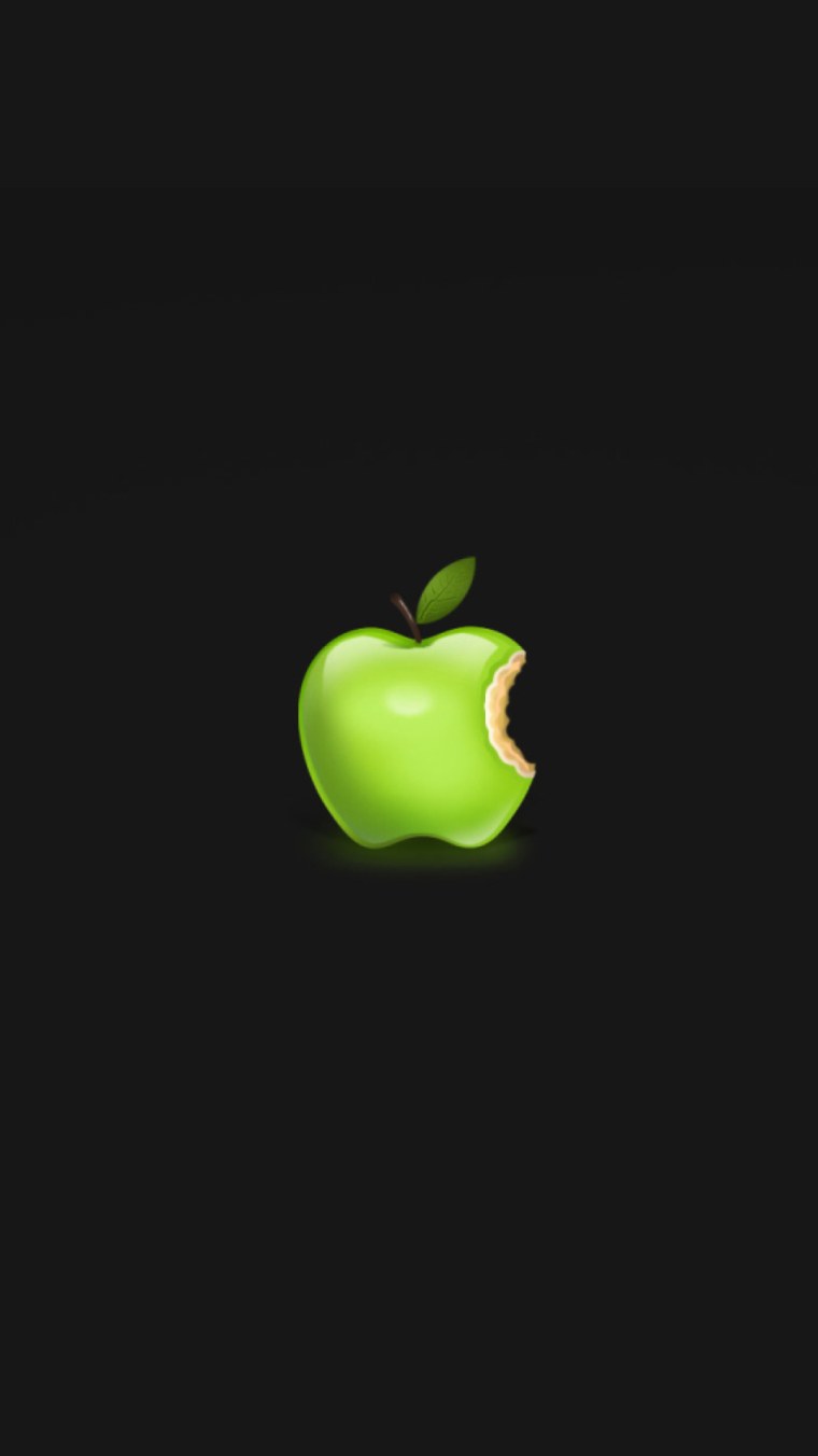 Зеленое яблоко на черном фоне