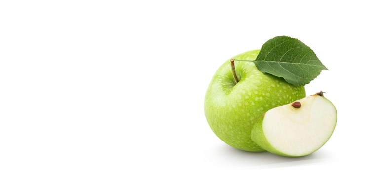 Зеленое яблоко на белом фоне