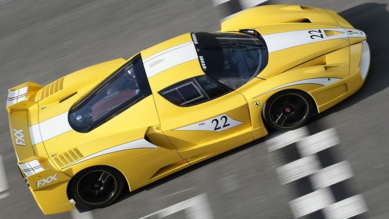 Жёлтая Феррари гоначна