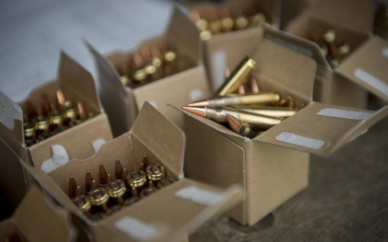 Куча оружия и патронов