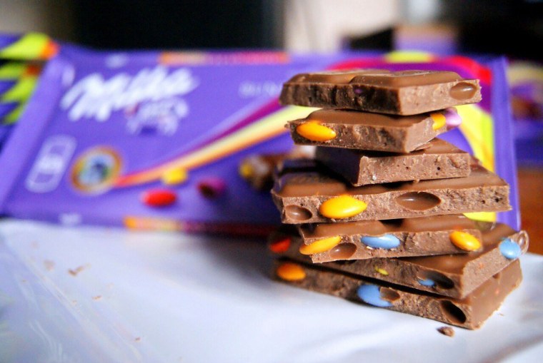 Много шоколадок в руке