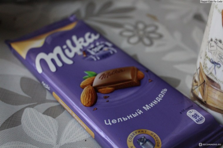 Шоколад Милка в руке девушки