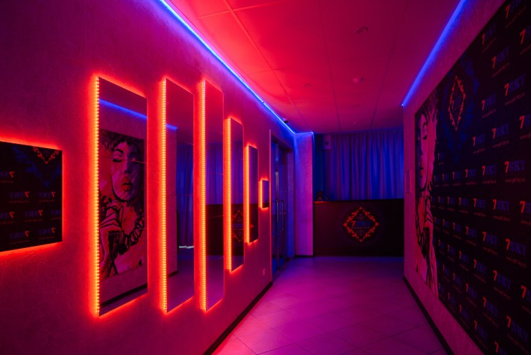 Ночной бар с улицы