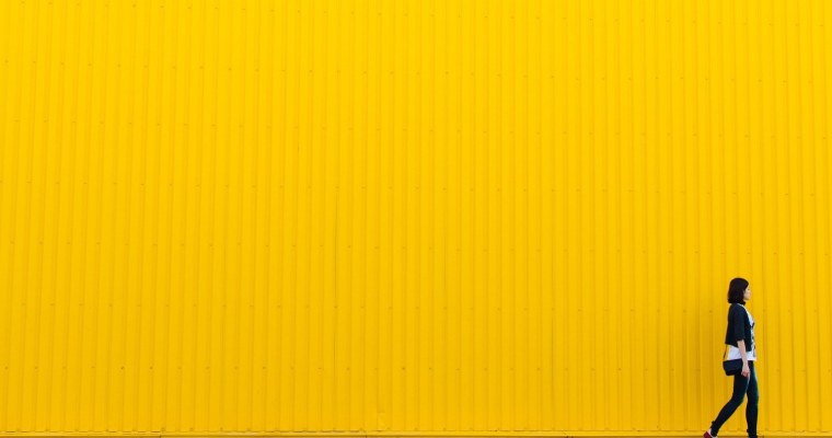 Изображение людей на желтом фоне