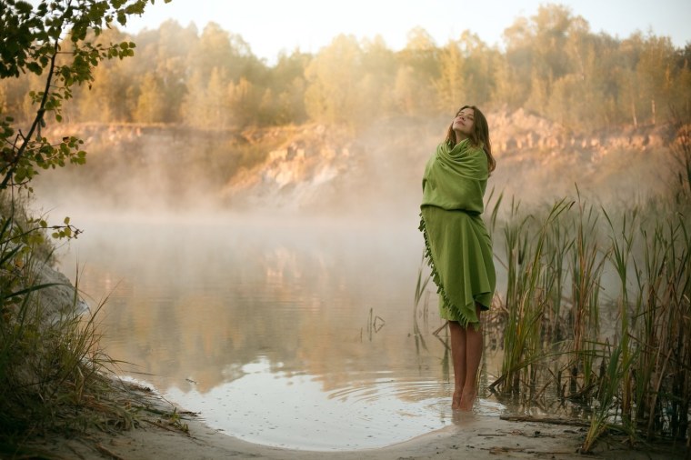 Женщина у реки