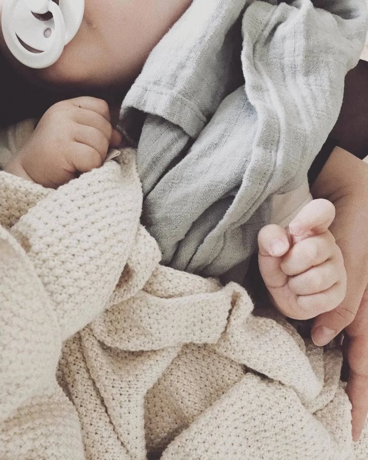 Мама и малыш со спины